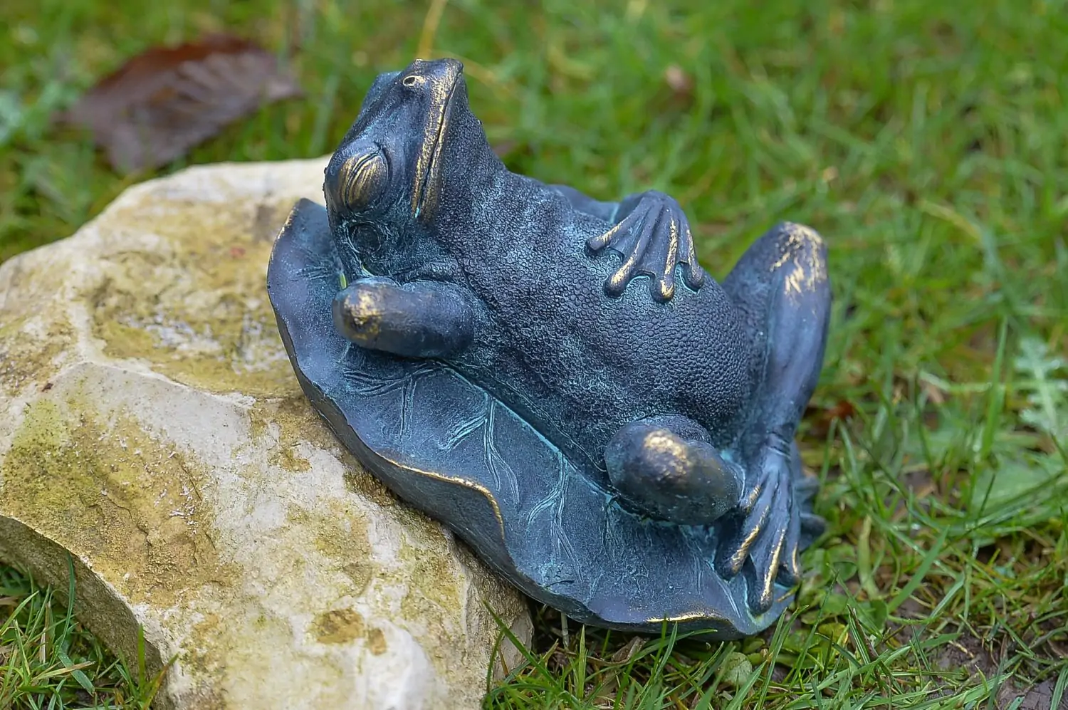 Artikelbild 2 des Artikels “Relaxter Frosch auf Wasserlilienblatt – ca. 16 cm, Bronzeoptik “